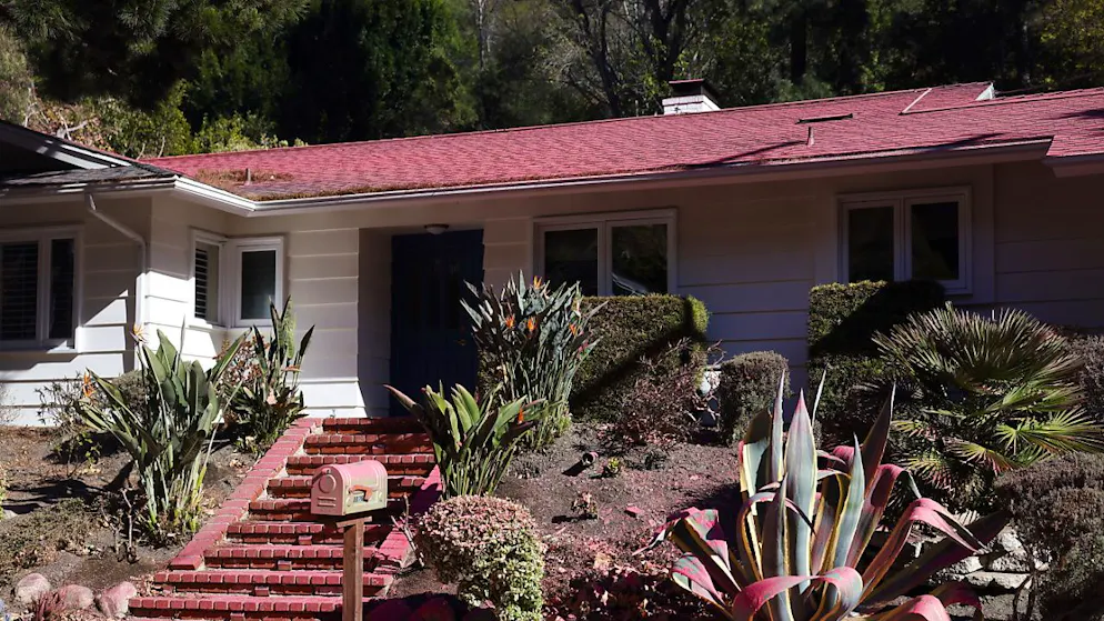 Allerta ancora massima. Los Angeles si tinge di fucsia per la polvere anti-incendio