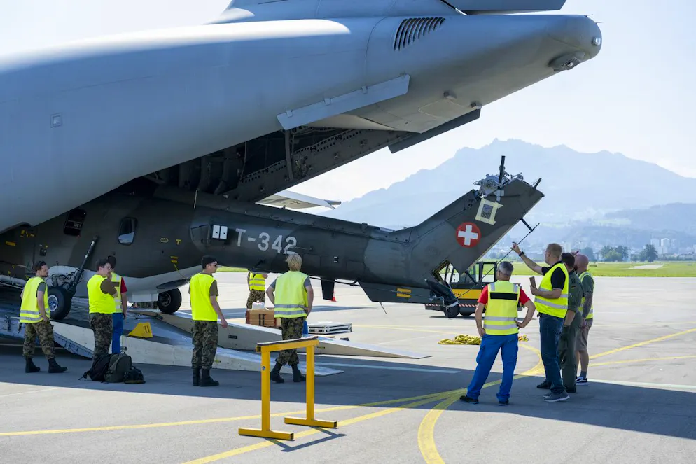 Ein Transportflugzeug der Deutschen Luftwaffe bei der Entladung eines Super Puma oder Cougar Helikopter der Schweizer Armee vom Flugplatz Dübendorf zum Armeeflugplatz Emmen im August 2024. 