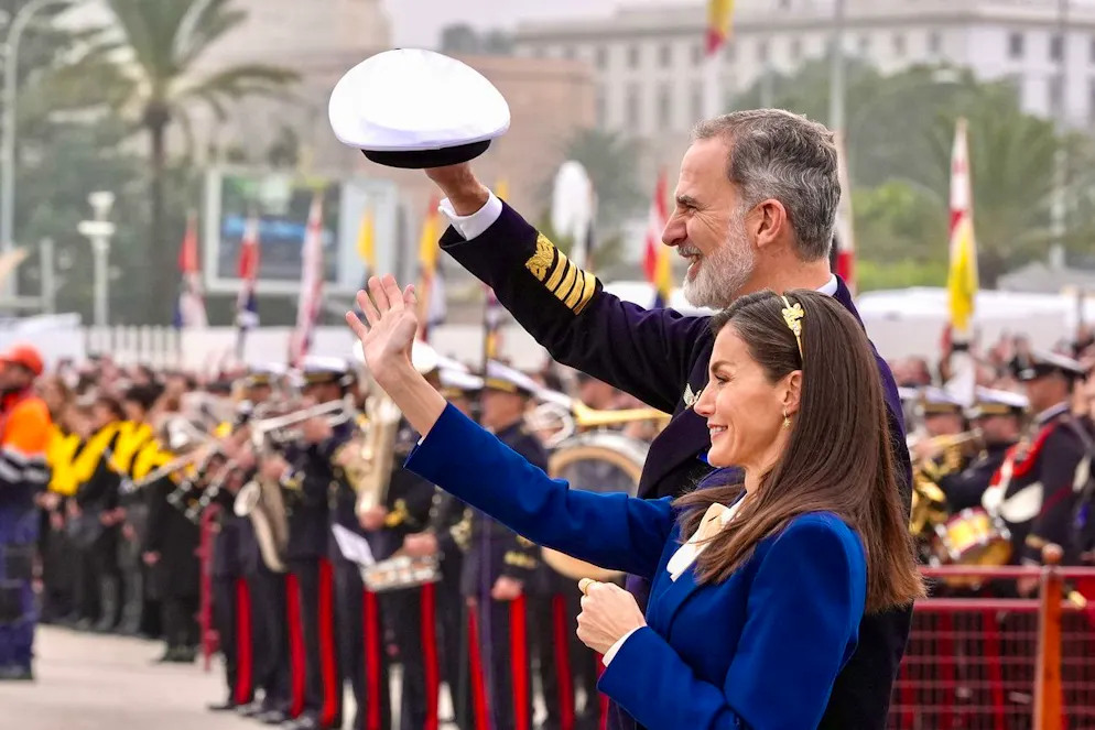 La principessa Leonor si imbarca in un lungo e difficile viaggio in mare. Il re Felipe VI e la regina Letizia salutano dal molo la figlia: la regina era «molto commossa».