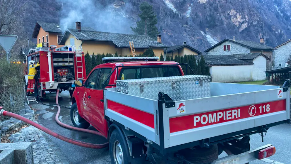 L'intervento dei vigili del fuoco del Corpo Pompieri Alta Mesolcina ha permesso di domare l'incendio scoppiato in una casa a Lostallo.