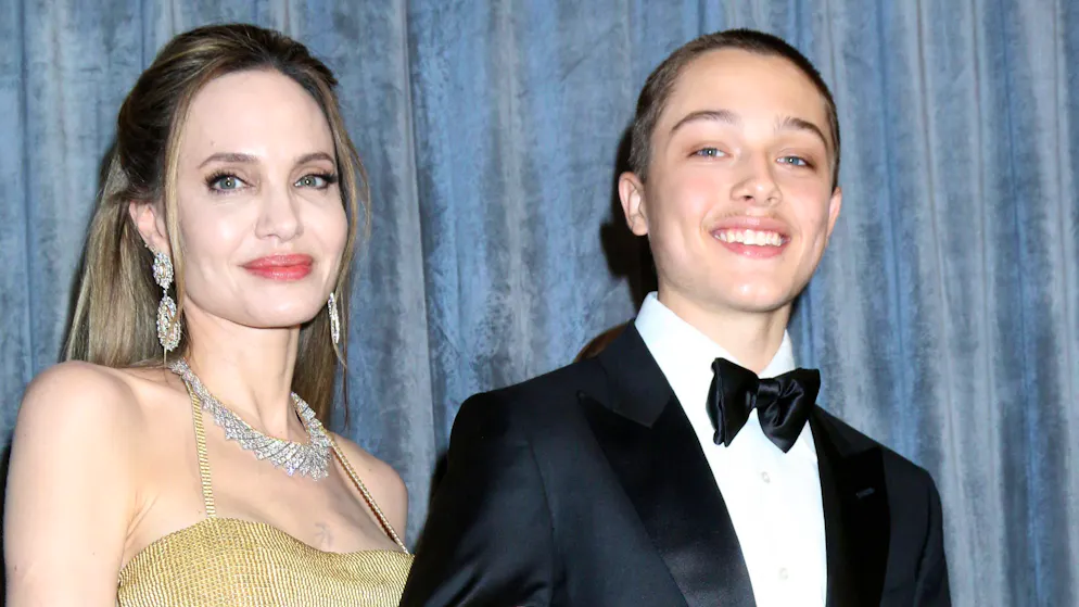Angelina Jolie und ihr Sohn Knox haben ihren SUV mit Lebensmitteln beladen, um den Opfern des Brands zu helfen. Die Schauspielerin bietet einigen Menschen Unterschlupf in ihrem Haus.