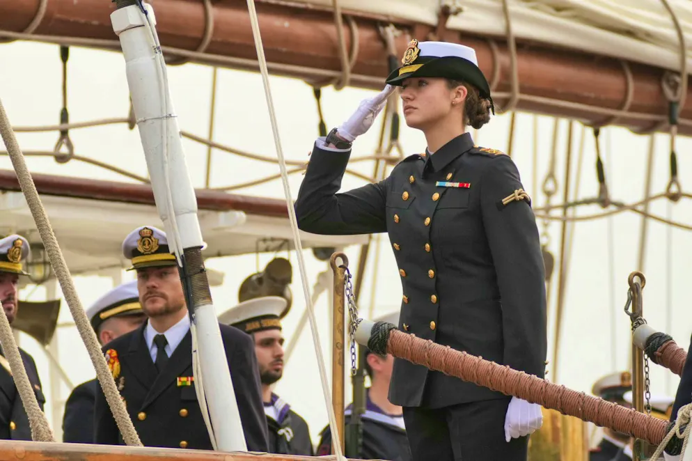 La principessa Leonor si imbarca in un lungo e difficile viaggio in mare. La 19enne si sottopone a tre anni di addestramento militare dal 2023.