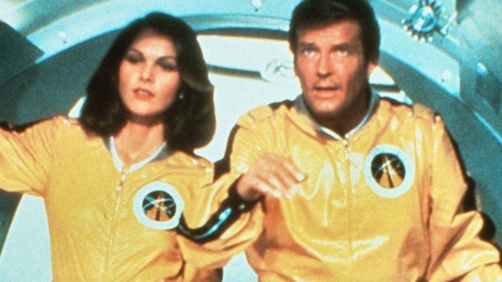 So alt ist der beste Bond-Film schon. Platz 22: Der Titel verrät es: In «Moonraker – Streng geheim» ging es 1979 für Roger Moore ins All. 007 muss den Plan des Industrie-Tycoon Hugo Drax vereiteln, der die Weltbevölkerung eliminieren und durch eine ausgewählte Gruppe von Menschen ersetzen will. CIA-Agentin Holly Goodhead (Lois Chiles) hilft Bond bei seiner Mission, die beim Publikum auf viel Begeisterung stieß.