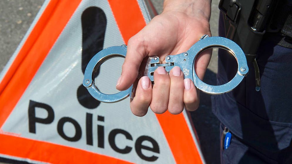 Die Neuenburger Polizei nahm nach der Verfolgungsjagd vier Männer vorübergehend fest und verhörte diese. Bei einem von ihnen schloss sie eine Tatbeteiligung aus. 