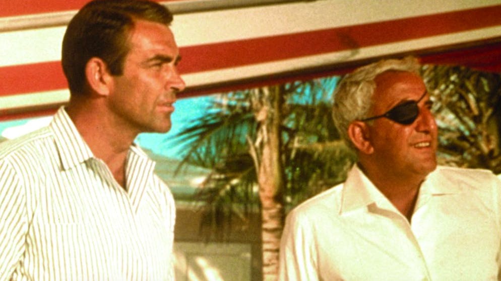 So alt ist der beste Bond-Film schon. Platz 21: Der Kopf der Verbrecherbande «Phantom», Emilio Largo, hat ein NATO-Flugzeug mit zwei Atombomben an Bord in seine Gewalt gebracht. Er verlangt ein Lösegeld von 100 Millionen Pfund, zu zahlen innerhalb einer Woche, ansonsten werden die Bomben auf eine britische oder amerikanische Grossstadt abgeworfen. 007 (Sean Connery) versucht, das zu verhindern. «Feuerball» (1965) erhielt für die Spezialeffekte einen Oscar.