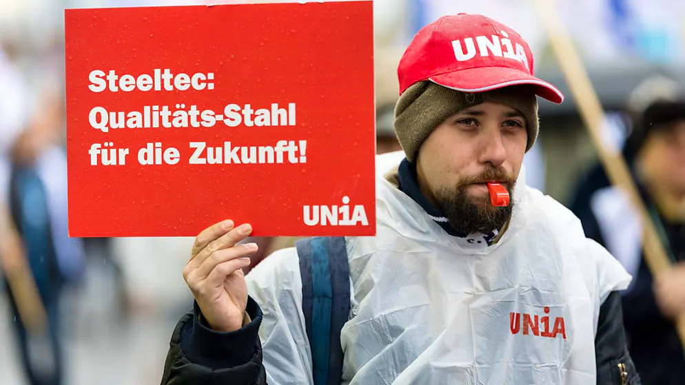 Le 7 décembre, plusieurs centaines d'employés de Swiss Steel avaient manifesté contre les licenciements à Emmenbrücke. (archive)