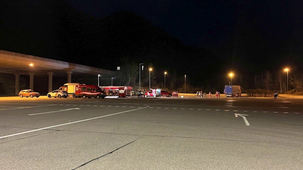 Giftalarm im Wallis: Im Einsatz standen neben der Kantonspolizei Wallis und der Stadtpolizei Monthey ABC-Spezialisten des Chemieunternehmens Cimo in Monthey, die Feuerwehren von Chablais und Aigle sowie eine Ambulanz.