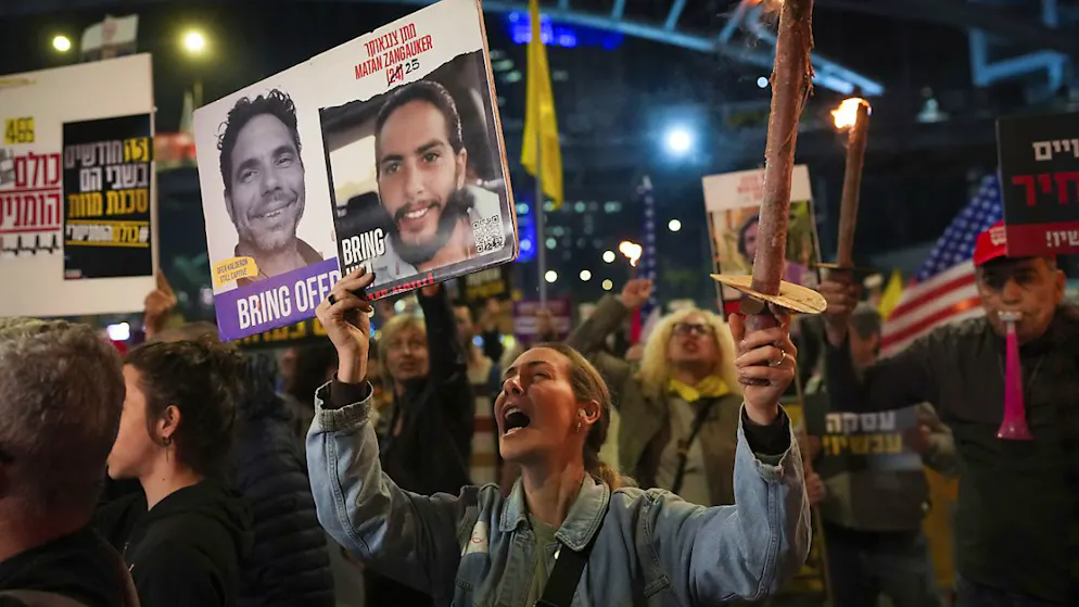 Alors que les manifestations pour la libération des otages se poursuivent, comme ici lundi à Tel Aviv, un "dernier cycle" de négociations doit commencer mardi au Qatar.