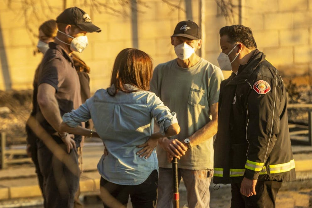 Il principe Harry e la moglie Meghan Markle sono stati criticati per aver visitato le zone devastate dagli incendi a Los Angeles.