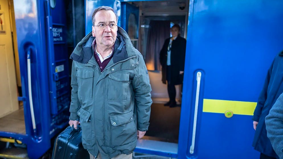 Boris Pistorius (SPD), Verteidigungsminister, steigt am Bahnhof in Kiew aus dem Zug. Foto: Michael Kappeler/dpa-Pool/dpa