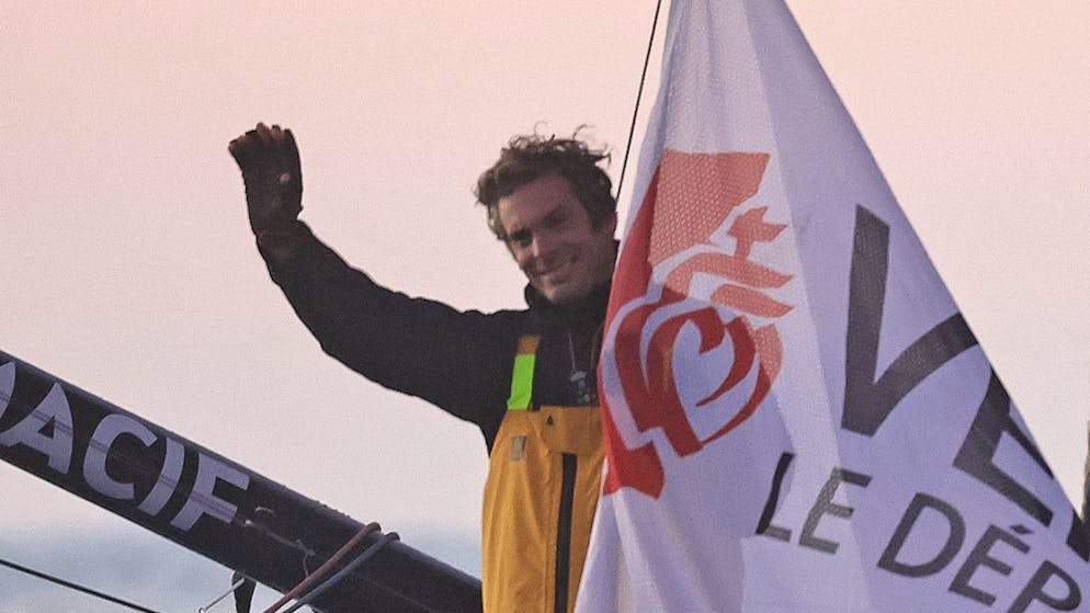 Dalin diesmal als Erster tatsächlich Erster - Gallery. Müde, aber glücklich: Charlie Dalin winkt in die Kamera