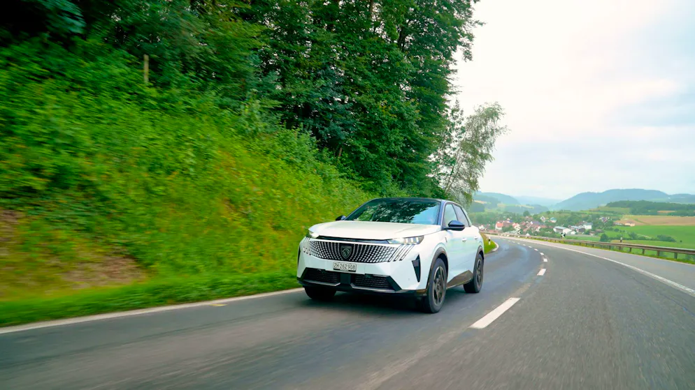 Der Peugeot E-3008 hat 157 kW Leistung und eine Reichweite von 415 - 545 km (WLTP).