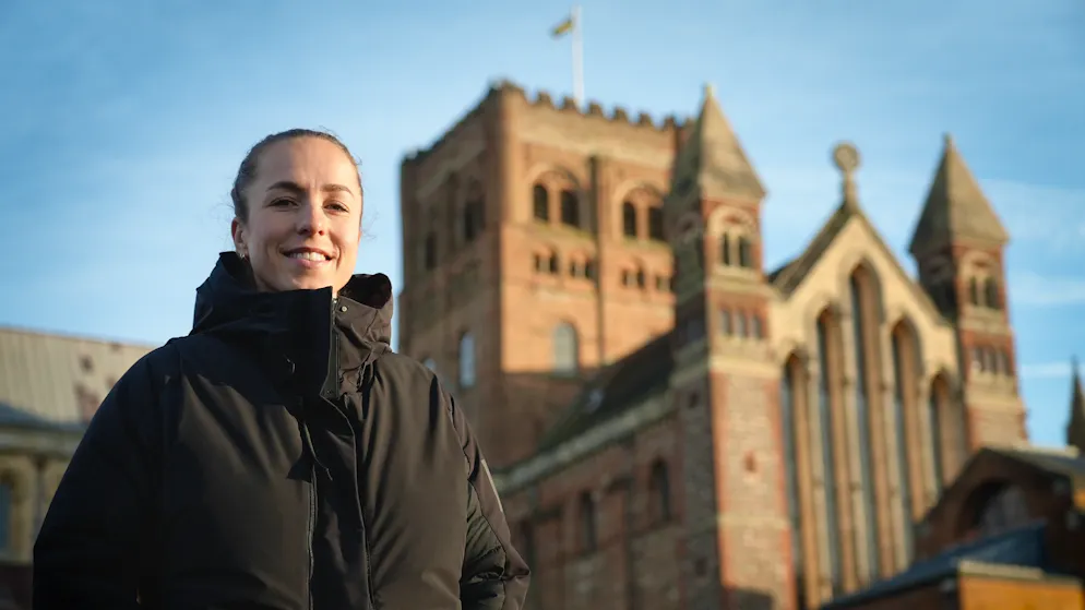 Nati-Kapitänin Lia Wälti empfängt blue Sport vor der Kathedrale in St Albans zum Gespräch.