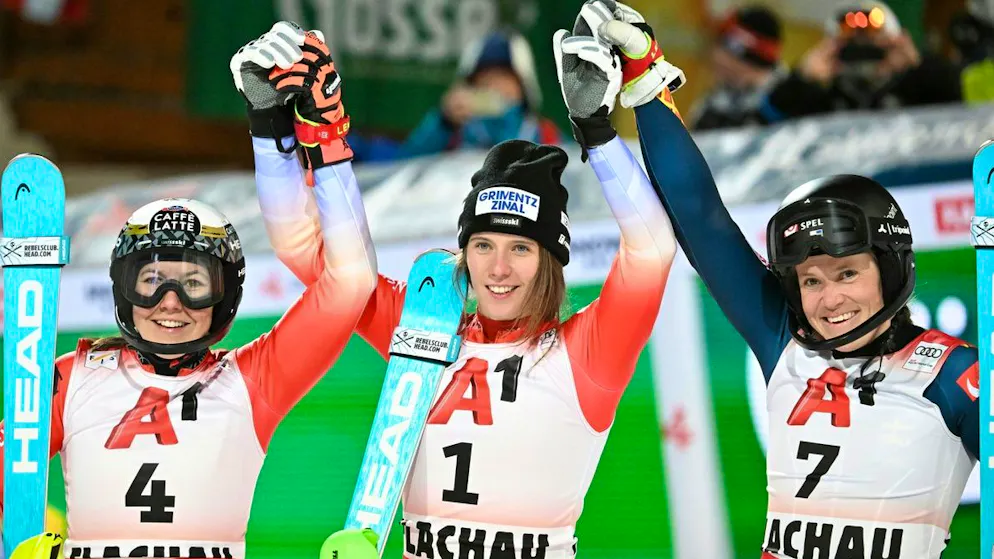 Camille Rast (Mitte) siegt in Flachau vor Wendy Holdener und Sara Hector.