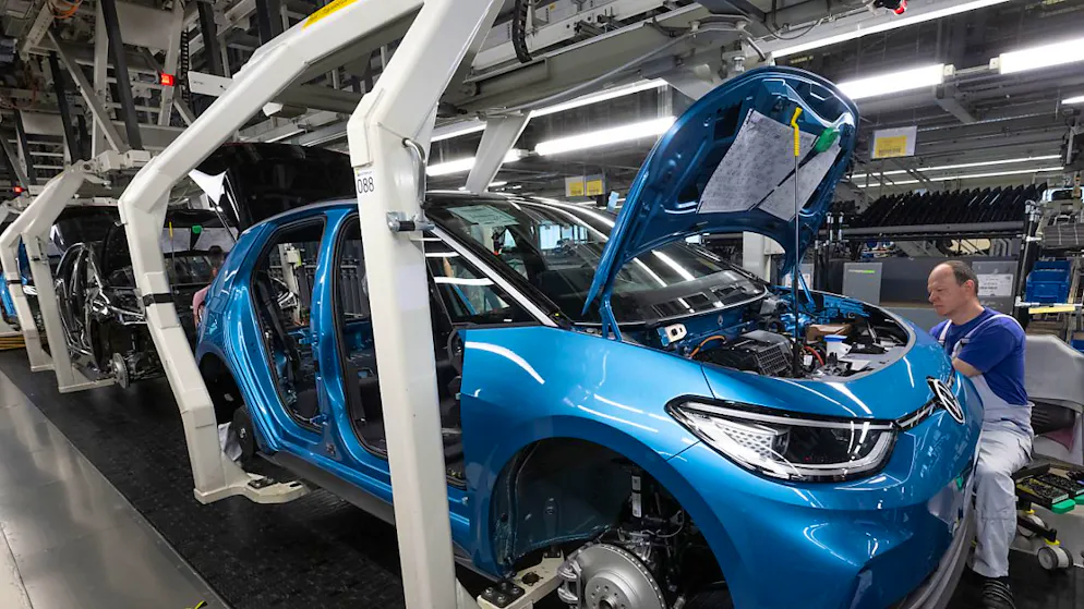 VW muss rückläufige Verkaufszahlen seiner E-Autos vermelden - im Bild Montage eine ID.3. (Archivbild)