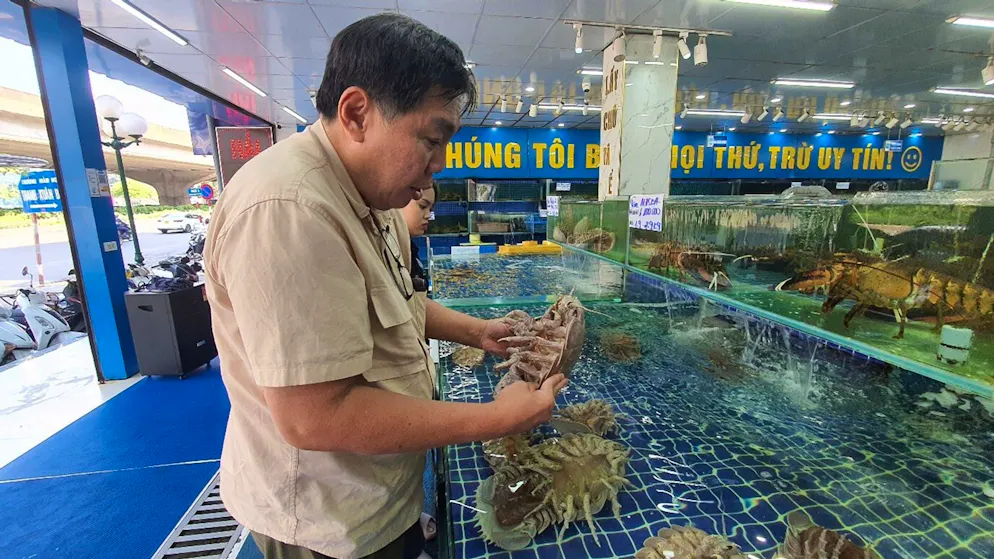 Neu entdeckte Riesenassel nach Darth Vader benannt - Gallery. Professor Peter Ng untersucht Riesenasseln auf einem Fischmarkt in Hanoi in Vietnam.
