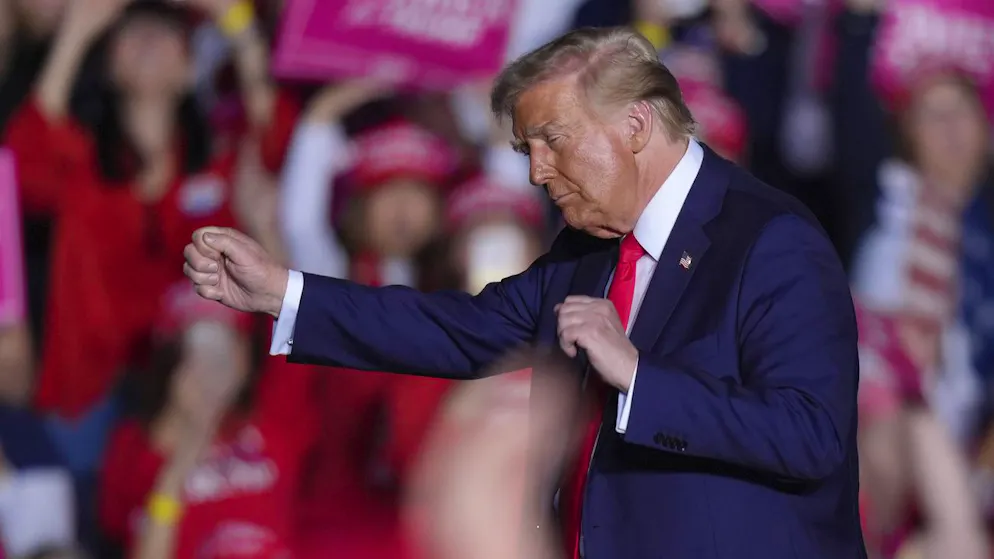 Donald Trump tanzt bei Auftritten wie diesem Wahlkampfauftritt am 4. November 2024 gerne mal – vor allem zur Musik der Band Village People.