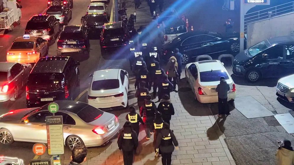 Polizisten und Beamte der Antikorruptionsbehörde gehen zum Amtssitz des suspendierten Präsidenten Yoon Suk Yeol, um erneut einen Haftbefehl gegen Yoon im Zusammenhang mit der kurzzeitigen Verhängung des Kriegsrechts durch ihn zu vollstrecken. 
