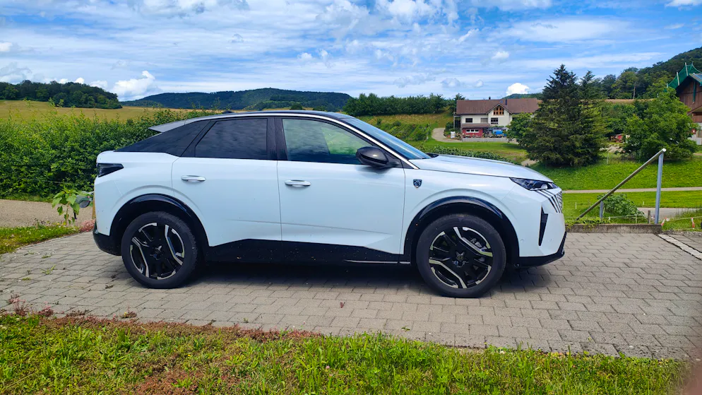 Der Peugeot E-3008 sieht aggressiver aus, als es seine technischen Daten vermuten lassen.