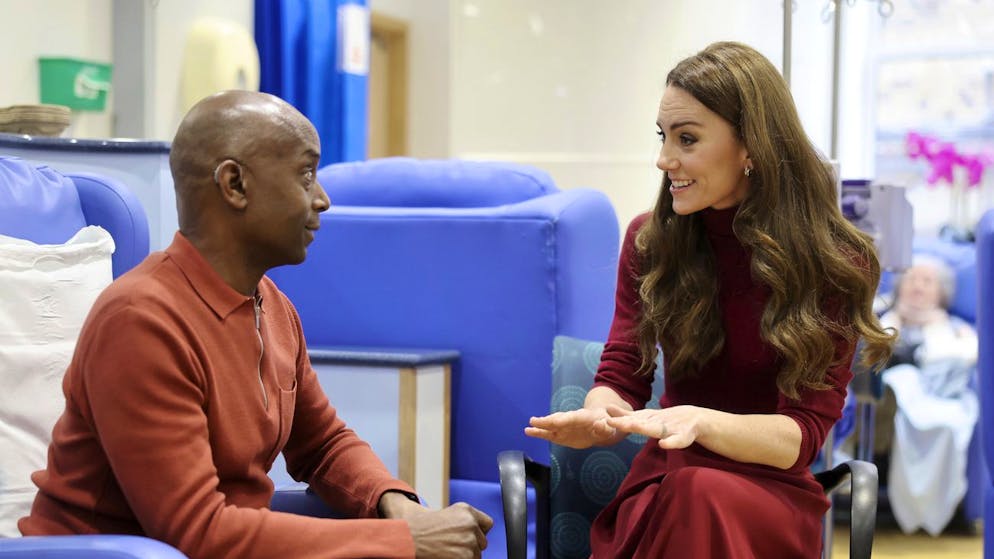 Royal Family. Kate visita l'ospedale dove è stata curata e annuncia: «Sono in remissione dal cancro»