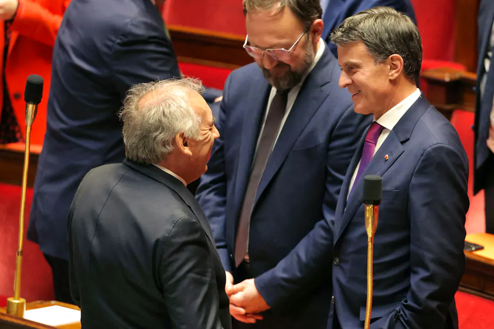 Le Premier ministre français François Bayrou s'entretient avec le ministre français de l'Outre-mer Manuel Valls (à droite) avant de prononcer sa déclaration de politique générale devant les députés à l'Assemblée nationale à Paris, le 14 janvier 2025.