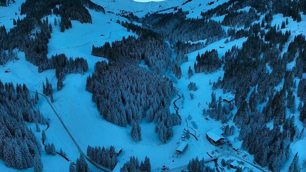 Un skieur de 80 ans a fait une chute lundi sur le domaine skiable d'Adelboden-Lenk, dans l'Oberland bernois. Il est décédé sur le lieu de l'accident.