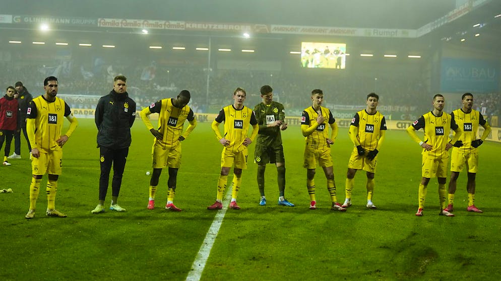 Gregor Kobel (Mitte) und die Dortmunder müssen sich in Kiel Kritik gefallen lassen