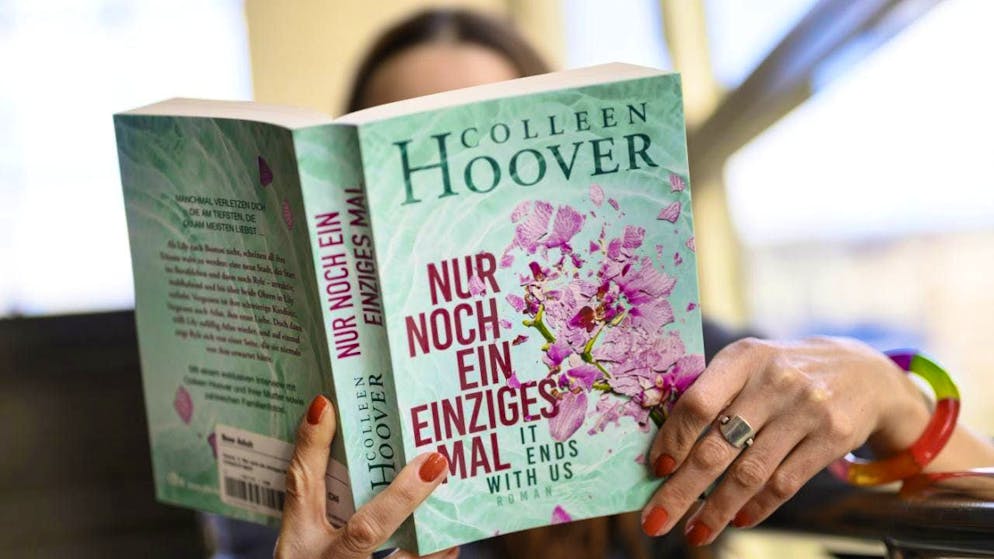 "Just One More Time" by Colleen Hoover is a prime example of New Adult novels. It is not only about love, but also about domestic violence. The genre generally deals with the problems of growing up and is therefore very popular.