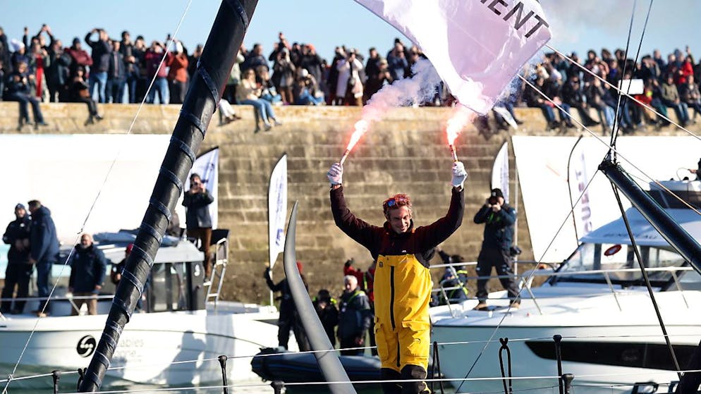 Dalin diesmal als Erster tatsächlich Erster - Gallery. Charlie Dalin wird in den Hafen geschleppt und von Tausenden bejubelt und empfangen