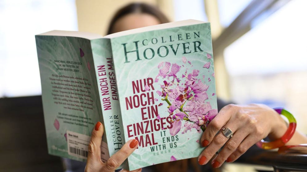 "Nur noch ein einziges Mal" von Colleen Hoover ist ein Vorzeigebeispiel für New Adult-Romane. Es geht darin nicht nur um die Liebe, sondern auch um häusliche Gewalt. Das Genre thematisiert allgemein Probleme ums Erwachsenwerden und stösst damit auf riesige Gegenliebe.