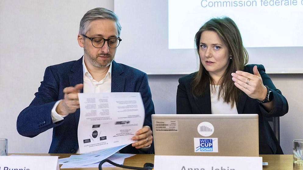 The Federal Media Commission - pictured here are President Anna Jobin and Vice President Manuel Puppis - recommends a holistic strategy for dealing with the power of online platforms.
