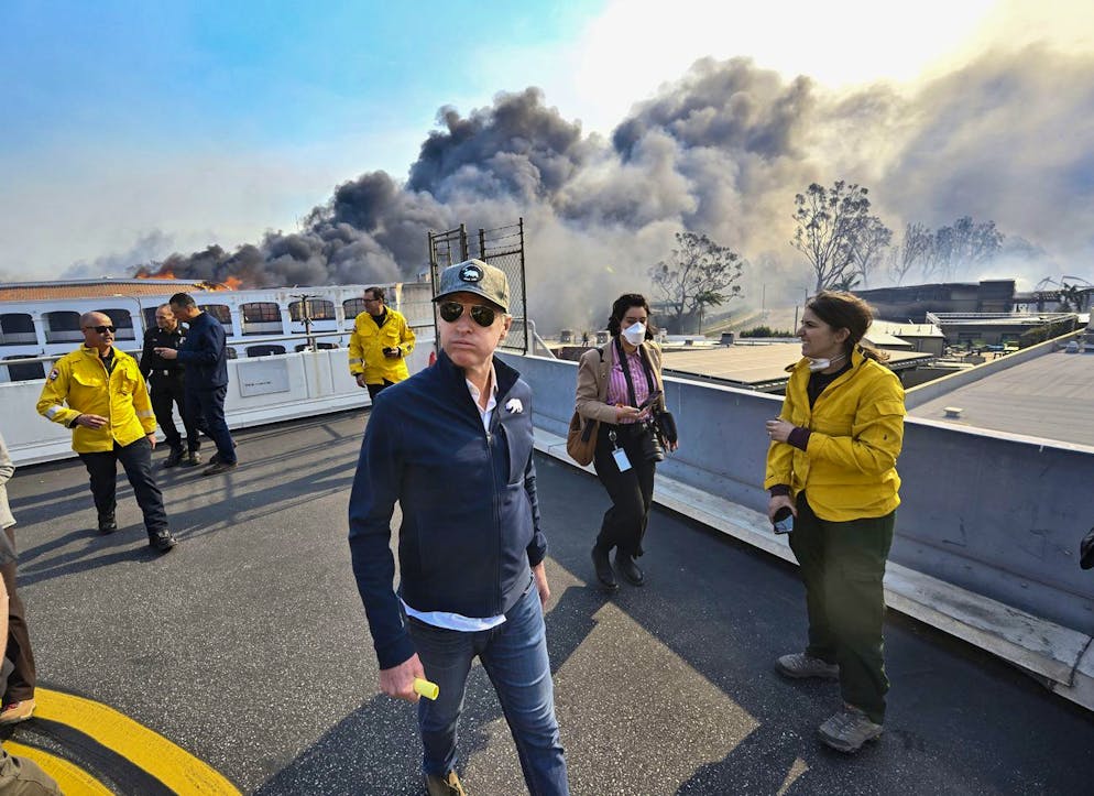 Le gouverneur de la Californie, Gavin Newsom, examine les dégâts causés par l'incendie de Palisades, le mercredi 8 janvier 2025, à Pacific Palisades, en Californie (Jeff Gritchen/The Orange County Register via AP).