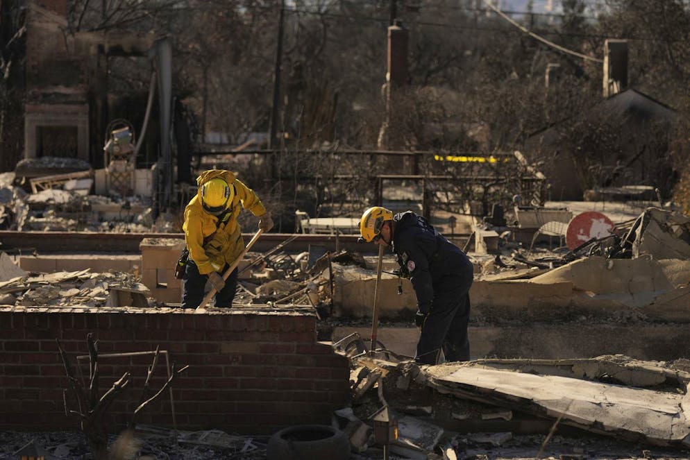 I soccorritori scavano tra le macerie lasciate dall'incendio di Eaton ad Altadena.