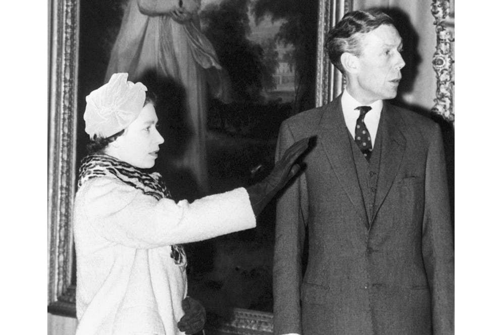 Le professeur Anthony Blunt, ancien inspecteur des tableaux de la reine, photographié à l'Institut Courtauld avec la reine Élisabeth II, le 15 novembre 1979.