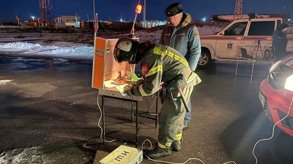 HANDOUT - Feuerwehrleute und Rettungskräfte arbeiten an der nach einem ukrainischen Drohnenangriff beschädigten Industrieanlage. Foto: Uncredited/Governor of the Saratov region Roman Busargin telegram channel/dpa