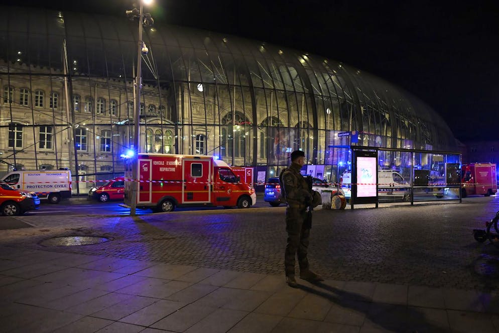 Un soldat garde la gare après la collision de deux tramways qui a fait des dizaines de blessés, mais aucun dans un état critique, selon les pompiers, samedi 11 janvier 2025 à Strasbourg, dans l'est de la France. (AP Photo/Pascal Bastien)