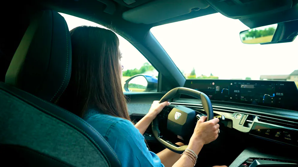 Das schwebende Display ist eher auf grössere Fahrer ausgerichtet.