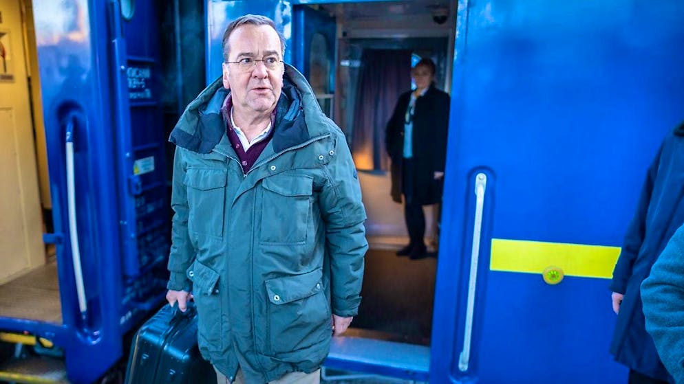 Boris Pistorius (SPD), Minister of Defense, gets off the train at the station in Kiev. Photo: Michael Kappeler/dpa-Pool/dpa