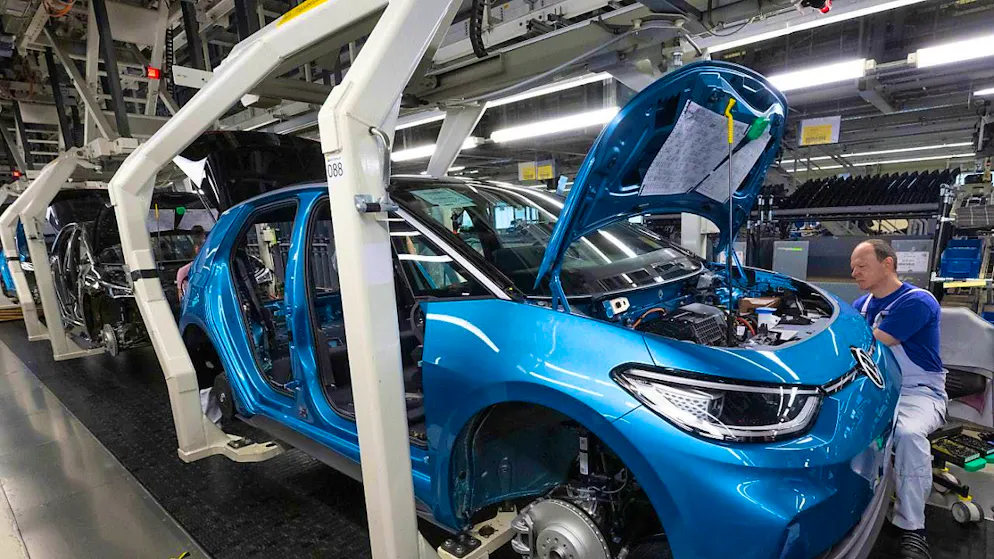 VW has to report declining sales figures for its e-cars - the picture shows the assembly of an ID.3.