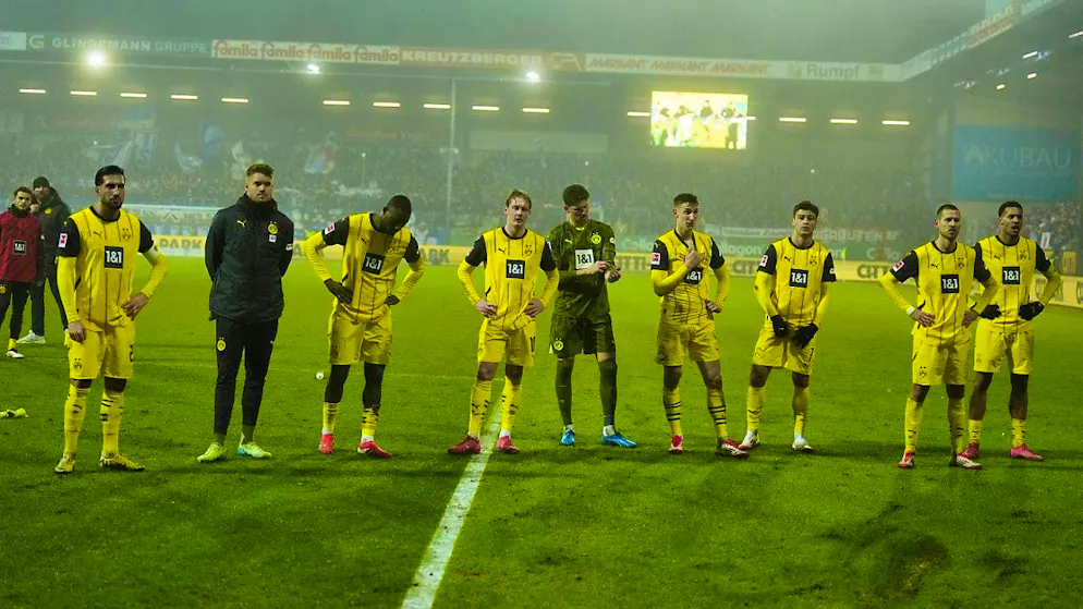 Gregor Kobel (center) and Dortmund have to put up with criticism in Kiel
