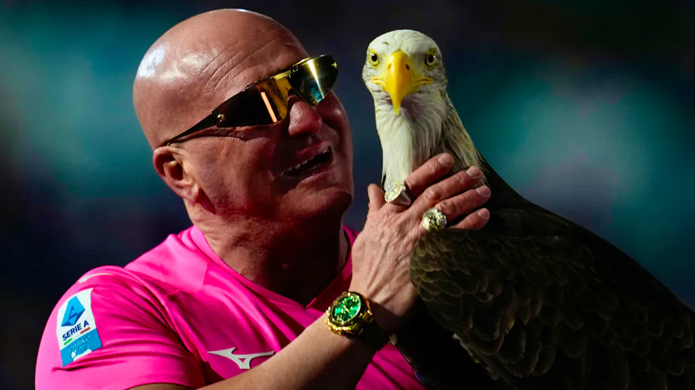 Le fauconnier de la Lazio a été remercié après avoir montré son sexe sur les réseaux sociaux.