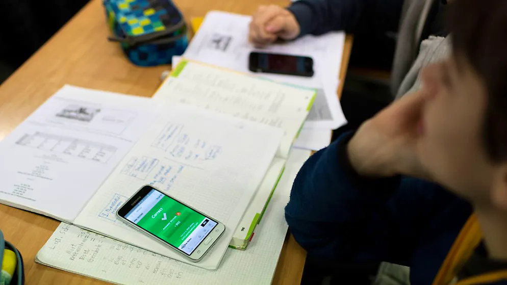 Una nuova legge in Brasile vieta l'uso degli smartphone in classe (foto simbolica)