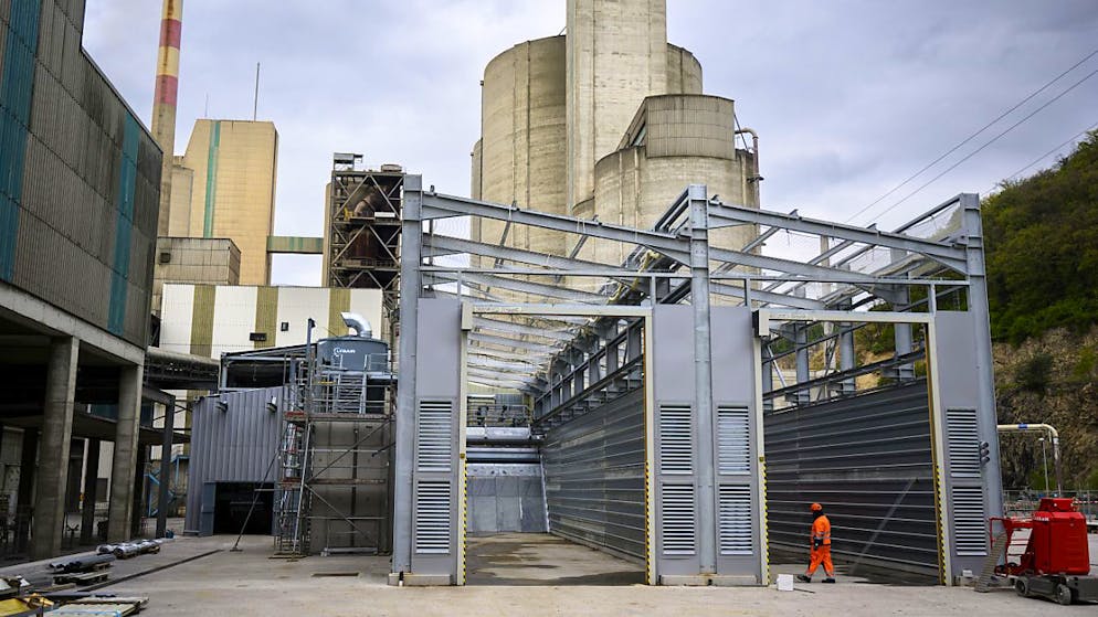 Die Schweizer Zementindustrie erwartet im kommenden Jahr wieder ein Wachstum - im Bild das Holcim-Zementwerk in Eclepens. (Archivbild)