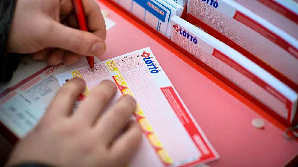A player tries his luck at the lottery. (archive picture)