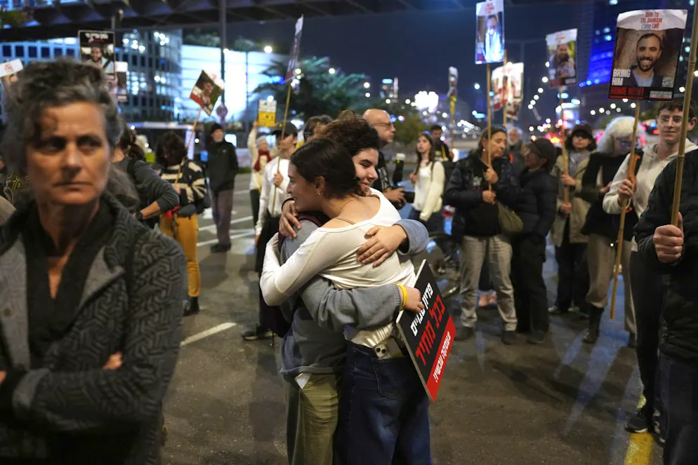 Des parents et amis de personnes tuées et enlevées par le Hamas et emmenées à Gaza, participent à une manifestation à Tel Aviv, Israël, mercredi 15 janvier 2025. (AP Photo/Ohad Zwigenberg)