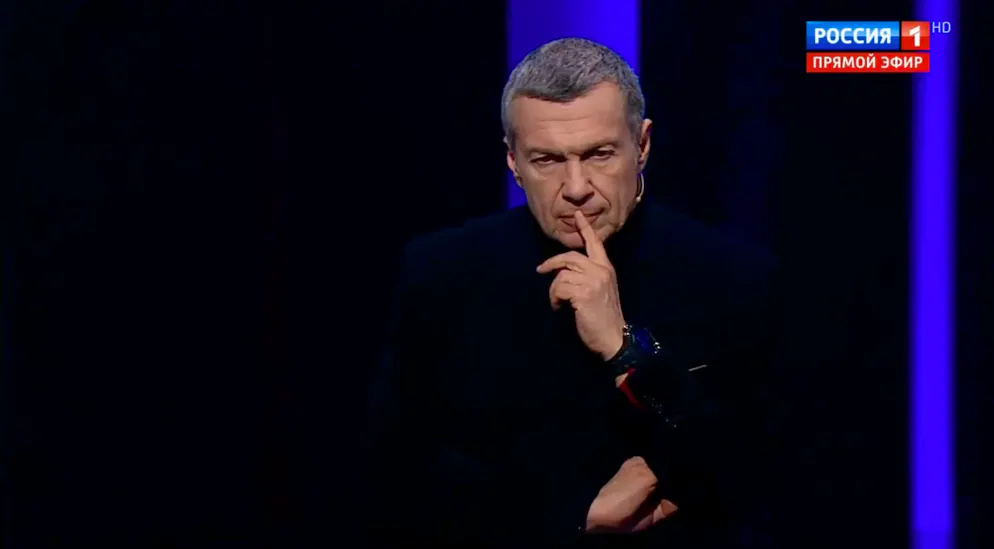 «Kinder, ihr habt die Regeln total missverstanden»: Moderator Wladimir Solowjow erklärt seinem TV-Publikum die Welt.