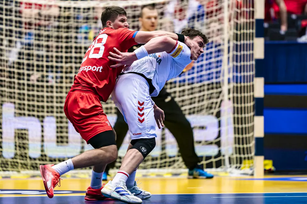 Der Tscheche Matej Havran (links) im Duell mit dem Schweizer Lukas Laube.