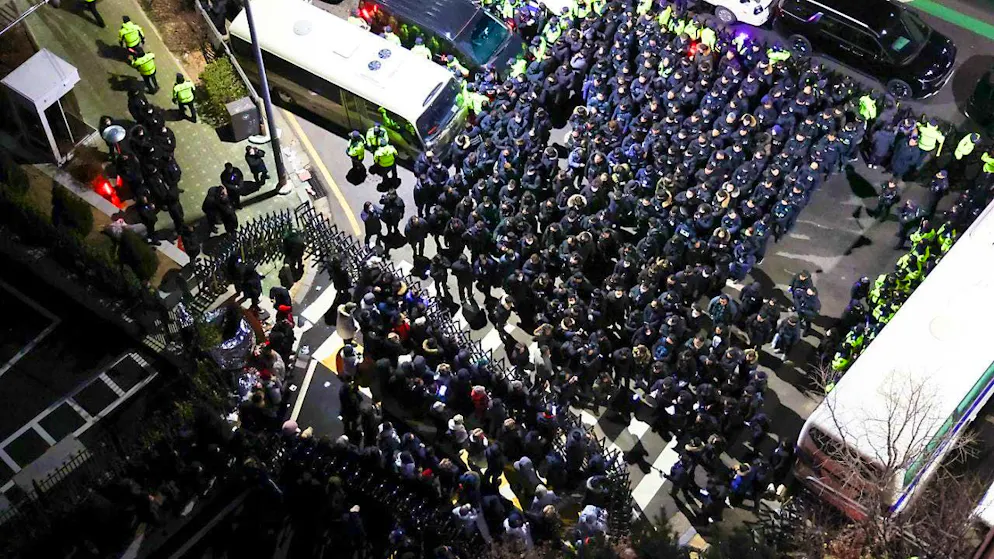 dpatopbilder - Police officers and employees of the anti-corruption agency (CIO) in South Korea try to gain access to the residence of suspended President Yoon. Photo: Uncredited/YNA/dpa