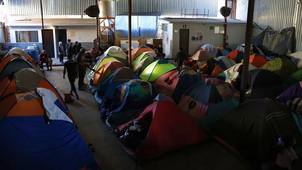 Zelte in einer Anlaufstelle für Migranten in der mexikanischen Grenzstadt Tijuana. ( 17. Dezember 2025) 