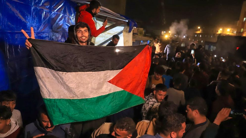 dpatopbilder - Palästinenser feiern die Ankündigung eines Waffenruheabkommens zwischen der Hamas und Israel in Chan Junis im zentralen Gazastreifen. Foto: Mariam Dagga/AP/dpa